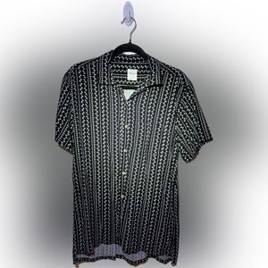 Men’s short sleeve black button down from Sonnybono. With white pattern. Size XL